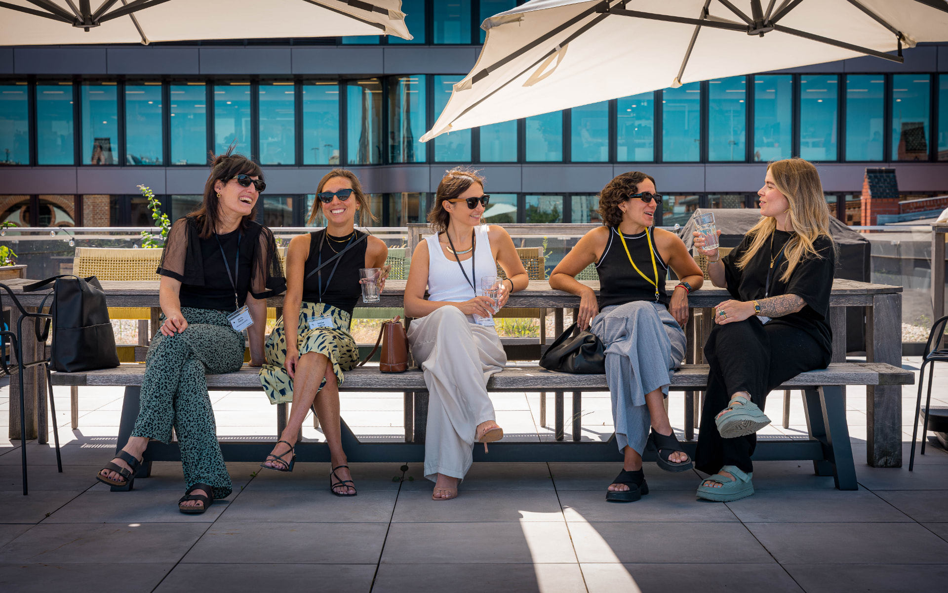 Teilnehmerinnen im Gespräch auf einer Affiliate Connect Terrasse